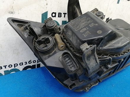 AA028705; Фара галоген левая, темный отражатель (4M51-13W030-JC) для Ford Focus/БУ; Оригинал; Р1, Мелкий дефект; 