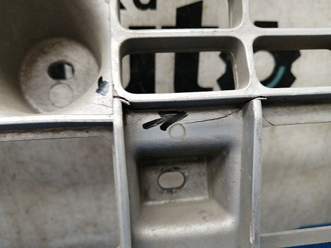 Фотография детали AA032268; Решетка радиатора (CC11-8200-AAW) для Ford Transit (2006-2014)/БУ; Оригинал; Р1, Мелкий дефект; . Фото номер 13