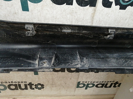AA035202; Накладка порога левая, матовый пластик (76851-1KA6A) для Nissan Juke I (2010-2014)/БУ; Оригинал; Р1, Мелкий дефект; 