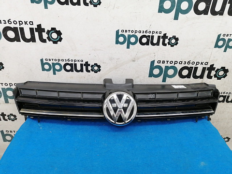 Фотография детали AA027391; Решетка радиатора (5G0853653E) для Volkswagen Golf/БУ; Оригинал; Р2, Удовлетворительное; . Фото номер 1