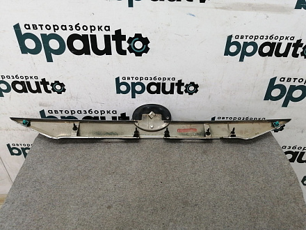 AA011872; Накладка крышки багажника; под камер. ( 76801-33340) для Toyota Camry 50 (2012 — 2014)/БУ; Оригинал; Р1, Мелкий дефект; 