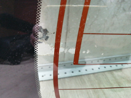 AA045272; Стекло крышки багажника (68105-60190)/БУ; Оригинал; Р1, Мелкий дефект; 