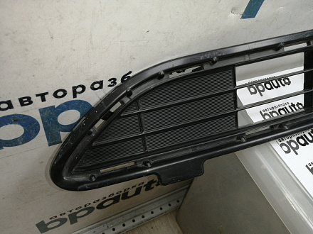 AA045207; Решетка переднего бампера верхняя; без камер. (53112-42100) для Toyota Rav4 40 рест. (2015 — 2019)/БУ; Оригинал; Р1, Мелкий дефект; 