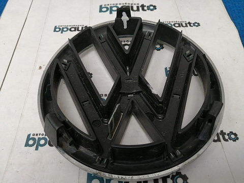 Фотография детали AA038051; Эмблема решетки радиатора (5K0853601) для Volkswagen Golf/БУ; Оригинал; Р1, Мелкий дефект; . Фото номер 5