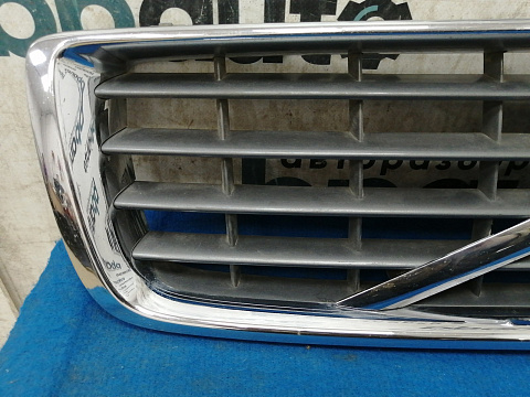 Фотография детали AA032282; Решетка радиатора (30655102) для Volvo S80 II (2006-2010)/БУ; Оригинал; Р1, Мелкий дефект; . Фото номер 2