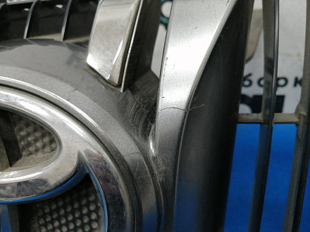 AA015542; Решетка радиатора; под камер. (53101-60661) для Toyota Land Cruiser Prado 150 (2010 — 2013)/БУ; Оригинал; Р1, Мелкий дефект; 