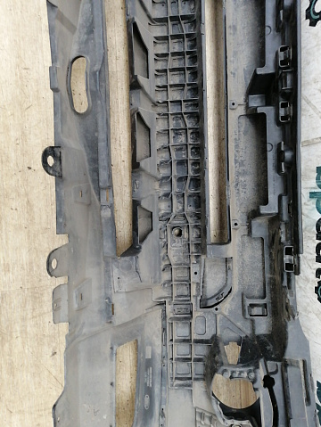 Фотография детали AA031631; Бампер передний, под ПТФ; под паркт.; под омыват. (AH22-17F003-AB) для Land Rover Discovery IV (2009 - 2013)/БУ; Оригинал; Р1, Мелкий дефект; . Фото номер 14