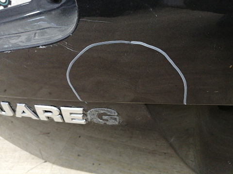 Фотография детали AA029456; Крышка багажника (7P6827025) для Volkswagen Touareg/БУ; Оригинал; Р2, Удовлетворительное; . Фото номер 9