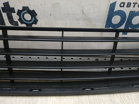 Фотография детали AA045113; Решетка переднего бампера (5K0853677) для Volkswagen Golf/БУ; Оригинал; Р1, Мелкий дефект; . Фото номер 4