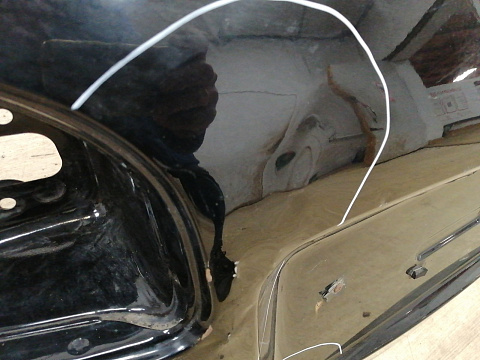 Фотография детали AA037678; Крышка багажника, под спойленр (73700-2B600) для Hyundai Santa Fe/БУ; Оригинал; Р2, Удовлетворительное; . Фото номер 6