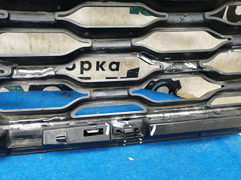 Фотография детали AA033727; Решетка радиатора (JK52-8200-BC) для Land Rover Range Rover IV рест. L405 (2017- н.в.)/БУ; Оригинал; Р2, Удовлетворительное; . Фото номер 15