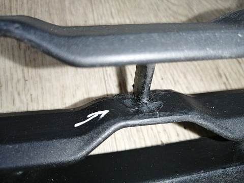 Фотография детали AA045278; Решетка переднего бампера; под паркт. (6402A373) для Mitsubishi Pajero Sport III (2015-2020)/БУ; Оригинал; Р1, Мелкий дефект; . Фото номер 9