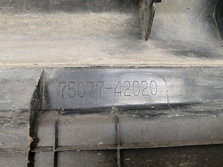AA035335; Накладка на дверь задняя правая, нижняя (75077-42020) для Toyota Rav4 40 рест. (2015 — 2019)/БУ; Оригинал; Р1, Мелкий дефект; 
