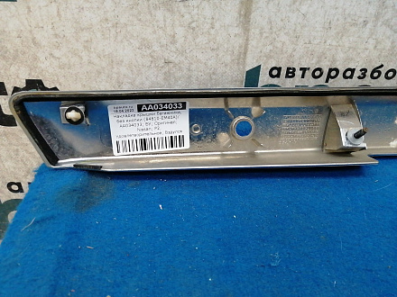 AA034033; Накладка крышки багажника, без кнопки (84810-EM40A) для Nissan Tiida/БУ; Оригинал; Р2, Удовлетворительное; 