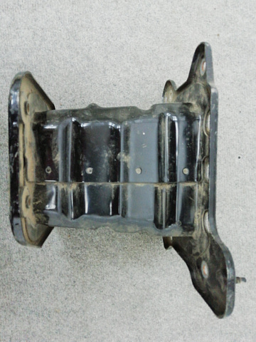 Фотография детали AA009925; Кронштейн усилителя переднего бампера левый, домик (22742367) для Opel Antara/БУ; Оригинал; Р0, Хорошее; . Фото номер 2