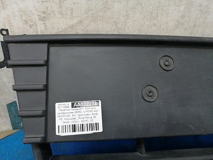 AA032234; Решетка переднего бампера центральная, матовая (BM51-17K945-A) для Ford Focus/БУ; Оригинал; Р0, Хорошее; 