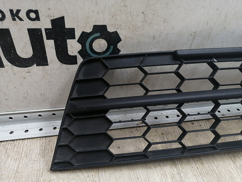 Фотография детали AA045114; Решетка переднего бампера (5l0853677) для Skoda Yeti I рест. (2013-2018)/БУ; Оригинал; Р1, Мелкий дефект; . Фото номер 2