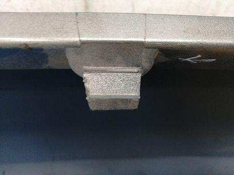 Фотография детали AA036487; Накладка на крышку багажника, нижняя (9683146380) для Peugeot 3008/БУ; Оригинал; Р1, Мелкий дефект; . Фото номер 6