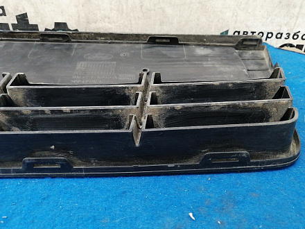 AA032243; Решетка переднего бампера центральная, матовая (BM51-17K945-A) для Ford Focus/БУ; Оригинал; Р1, Мелкий дефект; 
