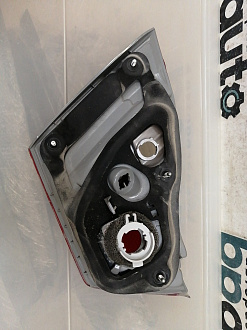 AA044244; Фонарь внутренний правый, в крышку баг. (81581-33220) для Toyota Camry 50 (2012 — 2014)/БУ; Оригинал; Р0, Хорошее; 