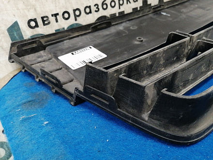 AA032238; Решетка переднего бампера центральная, матовая (BM51-17K945-A) для Ford Focus/БУ; Оригинал; Р1, Мелкий дефект; 