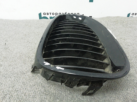Фотография детали AA004486; Решетка радиатора левая черная не хром. (51137027061) для BMW 5 серия Е60 Е61/БУ; Оригинал; Р1, Мелкий дефект; . Фото номер 3