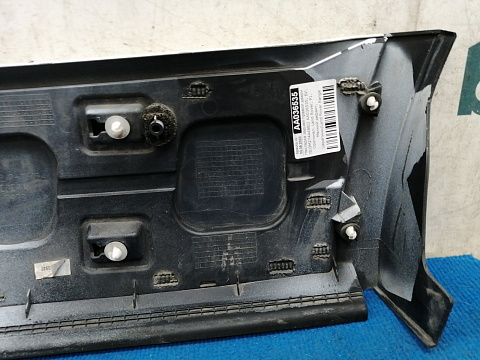 Фотография детали AA036535; Накладка задней правой двери (BJ3M274A48B) для Land Rover Range Rover Evoque/БУ; Оригинал; Р1, Мелкий дефект; . Фото номер 8