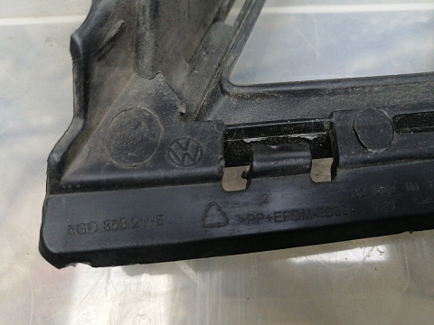 Фотография детали AA046343; Накладка ПТФ левая, без хрома (5G0853211E) для Volkswagen Golf/БУ; Оригинал; Р1, Мелкий дефект; . Фото номер 8