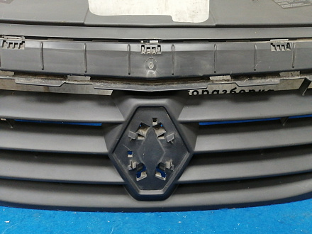 AA032849; Решетка радиатора (8200752748) для Renault Logan I рест. (2009-2015)/БУ; Оригинал; Р1, Мелкий дефект; 