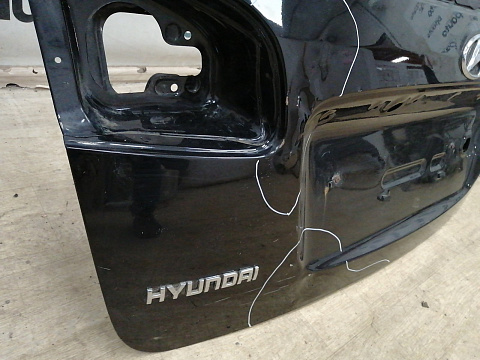 Фотография детали AA037678; Крышка багажника, под спойленр (73700-2B600) для Hyundai Santa Fe/БУ; Оригинал; Р2, Удовлетворительное; . Фото номер 5