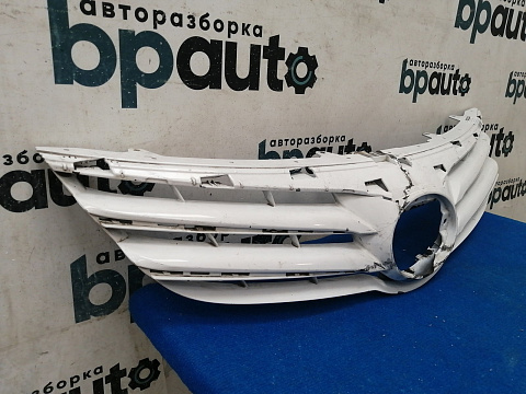 Фотография детали AA039605; Решетка радиатора (53111-05080) для Toyota Avensis/БУ; Оригинал; Р2, Удовлетворительное; . Фото номер 2