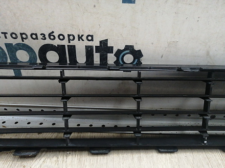 AA045113; Решетка переднего бампера (5K0853677) для Volkswagen Golf/БУ; Оригинал; Р1, Мелкий дефект;
