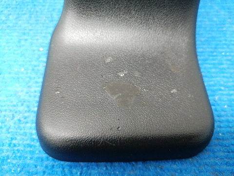 Фотография детали AA019635; Крышка кронштейна переднего сиденья, задняя (72137-60140-C0)/БУ; Оригинал; Р1, Мелкий дефект; . Фото номер 2