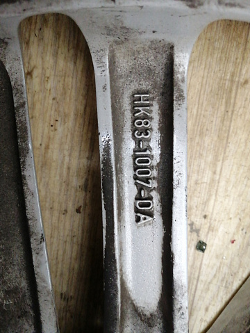 Фотография детали AA033558; Диск литой, 19x8.5J, 5x108, ET45 (HK83-1007-DA) для Jaguar F-Pace I (2016-2020)/БУ; Оригинал; Р1, Мелкий дефект; . Фото номер 11