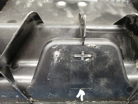 Фотография детали AA037799; Накладка задней панели внутренняя, пластик (8200128740) для Renault Megane/БУ; Оригинал; Р2, Удовлетворительное; . Фото номер 14