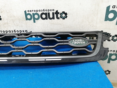 Фотография детали AA021839; Решетка радиатора (K8D2-8200-A) для Land Rover Range Rover Evoque II (2019- н.в.)/БУ; Оригинал; Р1, Мелкий дефект; . Фото номер 7