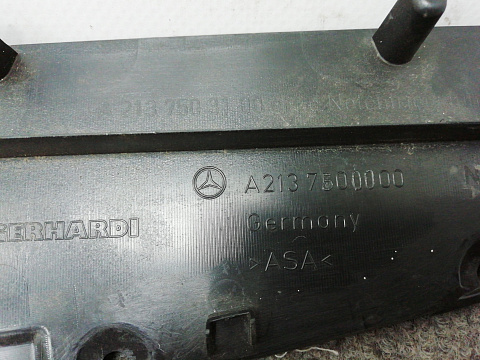 Фотография детали AA003282; Накладка ручки крышки багажника, нижняя (A2137500000) для Mercedes-Benz E-klasse W213 S213/БУ; Оригинал; Р1, Мелкий дефект; . Фото номер 7