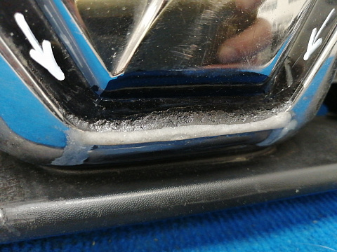 Фотография детали AA038843; Решетка радиатора (623103564R) для Renault Duster I рест. (2015-2021)/БУ; Оригинал; Р1, Мелкий дефект; . Фото номер 6