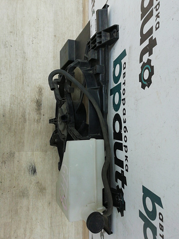 Фотография детали AA010317; Диффузор радиатора (21481-EL00A) для Nissan Tiida/БУ; Оригинал; Р0, Хорошее; . Фото номер 3