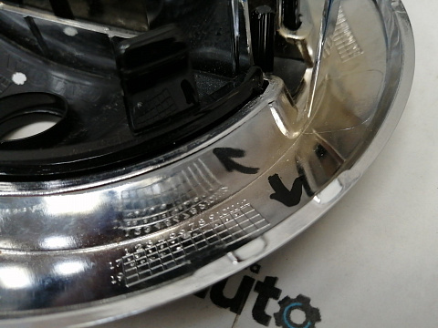 Фотография детали AA038060; Эмблема на решетку радиатора (31383645) для Volvo XC90 II (2014-2019)/БУ; Оригинал; Р1, Мелкий дефект; . Фото номер 4