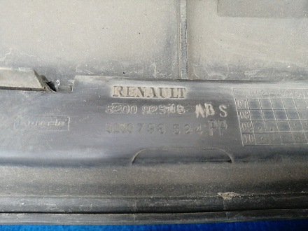 AA032851; Решетка радиатора (8200925718) для Renault/БУ; Оригинал; Р2, Удовлетворительное; 