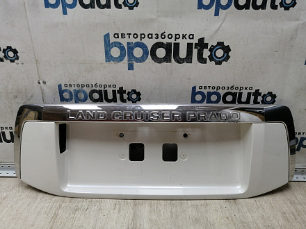 AA045275; Накладка крышки багажника, без кнопок (76811-60190) для Toyota Land Cruiser Prado 150 (2010 — 2013)/БУ; Оригинал; Р0, Хорошее; (070) Белый перламутр 3х. сл.