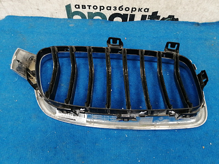 AA034164; Решетка радиатора левая (51137255411) для BMW 3 серия F30 F31/БУ; Оригинал; Р2, Удовлетворительное; 