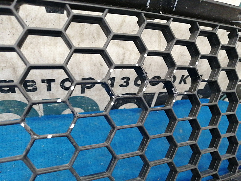 Фотография детали AA033703; Решетка переднего бампера (8200752803) для Renault Logan I рест. (2009-2015)/БУ; Оригинал; Р1, Мелкий дефект; . Фото номер 4