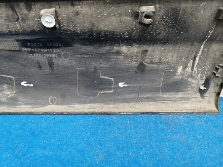 AA035361; Накладка задней правой двери (82870-4EA0A) для Nissan Qashqai/БУ; Оригинал; Р1, Мелкий дефект; 