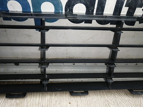 Фотография детали AA045113; Решетка переднего бампера (5K0853677) для Volkswagen Golf/БУ; Оригинал; Р1, Мелкий дефект; . Фото номер 18