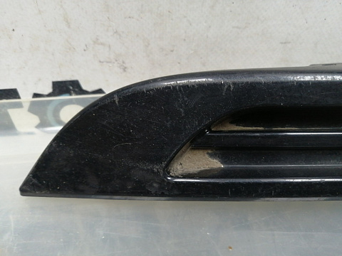 Фотография детали AA045580; Накладка переднего бампера правая (L8A2-17D749-AA) для Land Rover Range Rover Velar L560 (2017 - 2023)/БУ; Оригинал; Р1, Мелкий дефект; . Фото номер 2