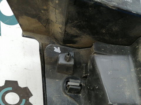 Фотография детали AA017451; Решетка радиатора (EH22-8138-AB/ CB/ DB) для Land Rover Discovery IV рест. (2013 - 2016)/БУ; Оригинал; Р1, Мелкий дефект; . Фото номер 14