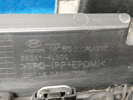 AA034652; Решетка радиатора (86351-4L500) для Hyundai Solaris/БУ; Оригинал; Р1, Мелкий дефект; 