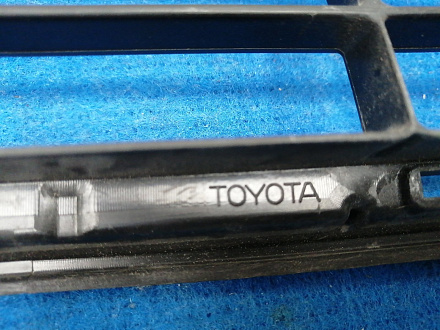 AA016625; Решетка переднего бампера верхняя; под камер. (53112-42110) для Toyota Rav4 40 рест. (2015 — 2019)/БУ; Оригинал; Р2, Удовлетворительное; 